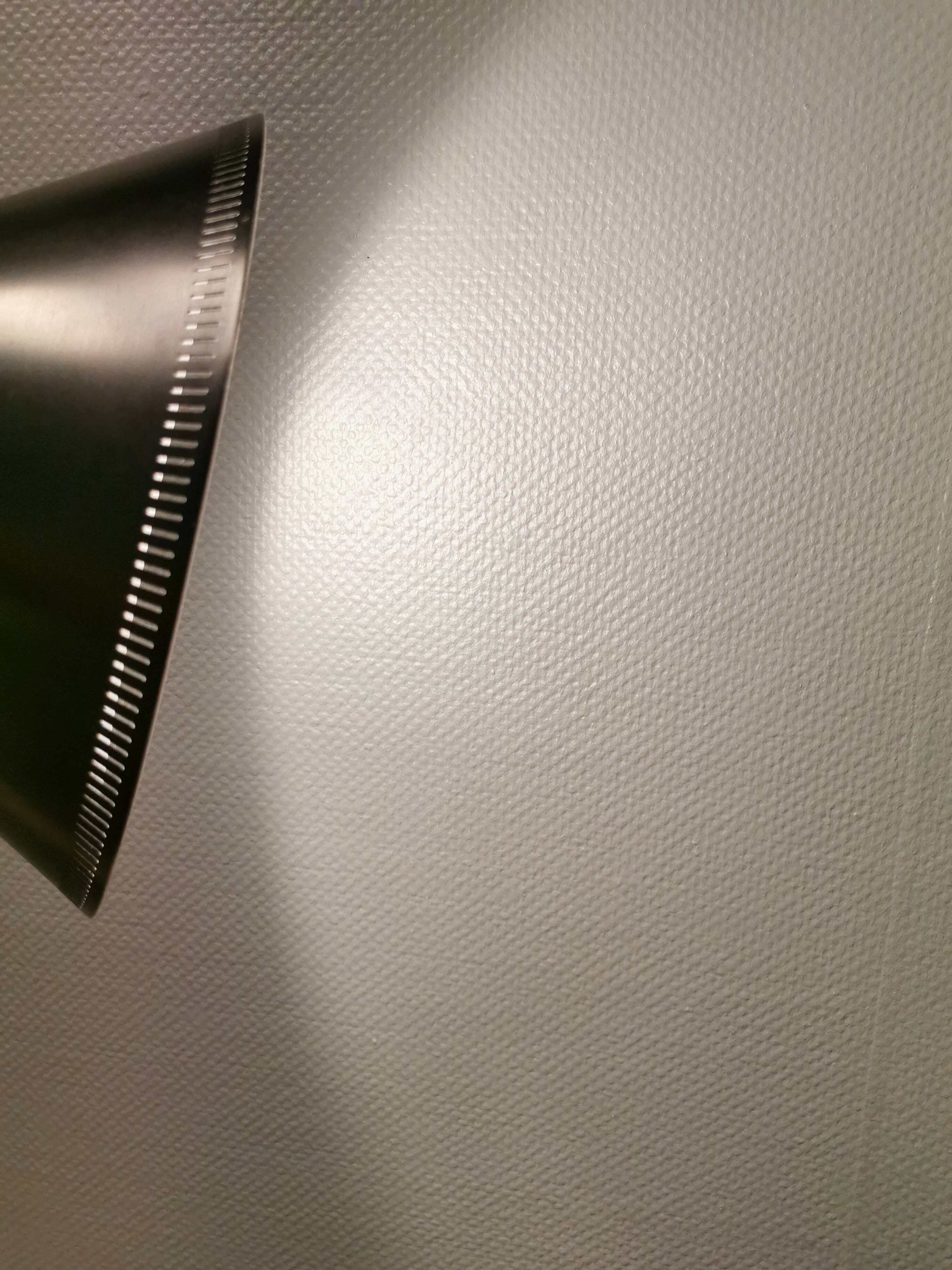 Suspension cône produite par le danois Lyfa en belle laque noire avec abat-jour perforé et dessus en laiton.