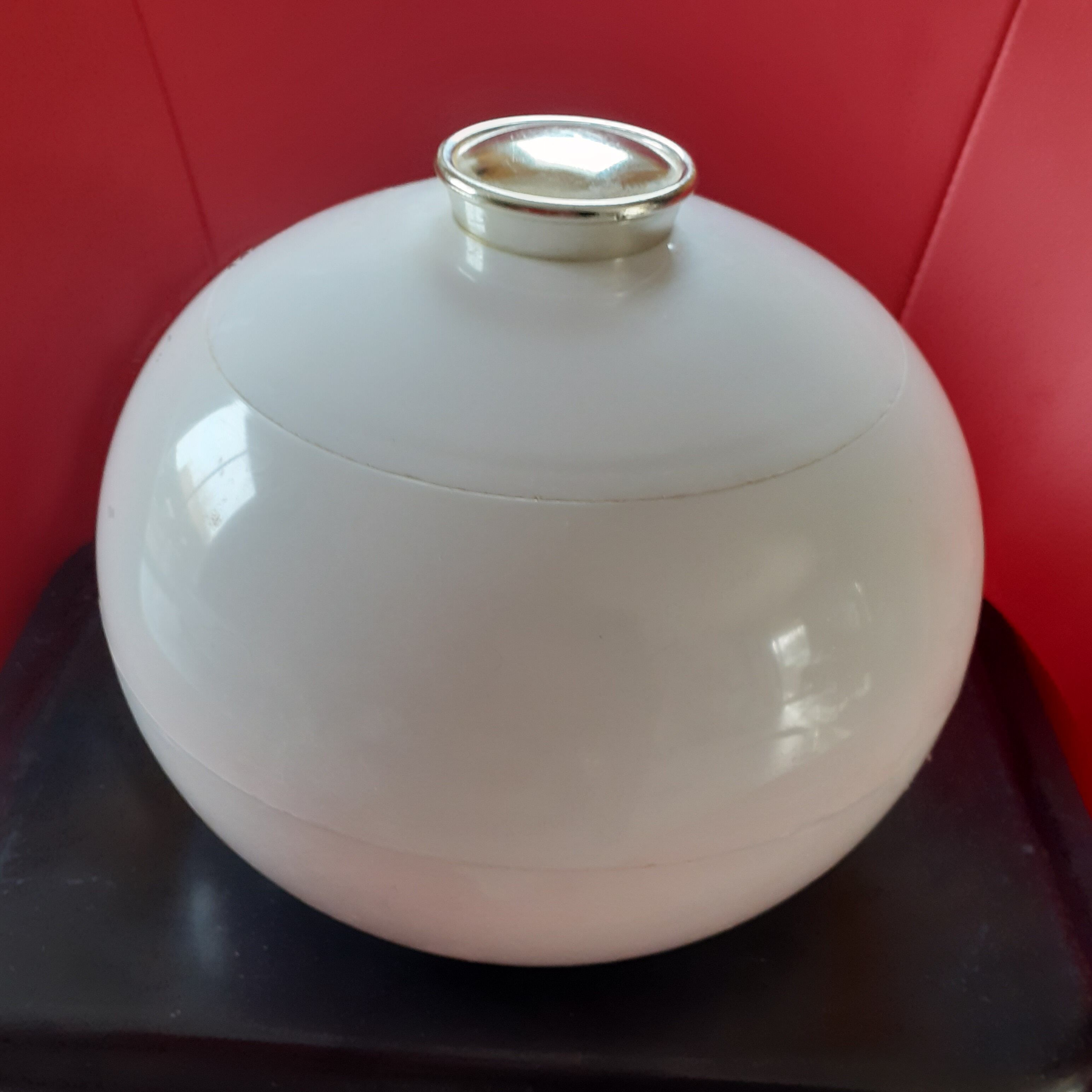 White ball ice bucket 1970