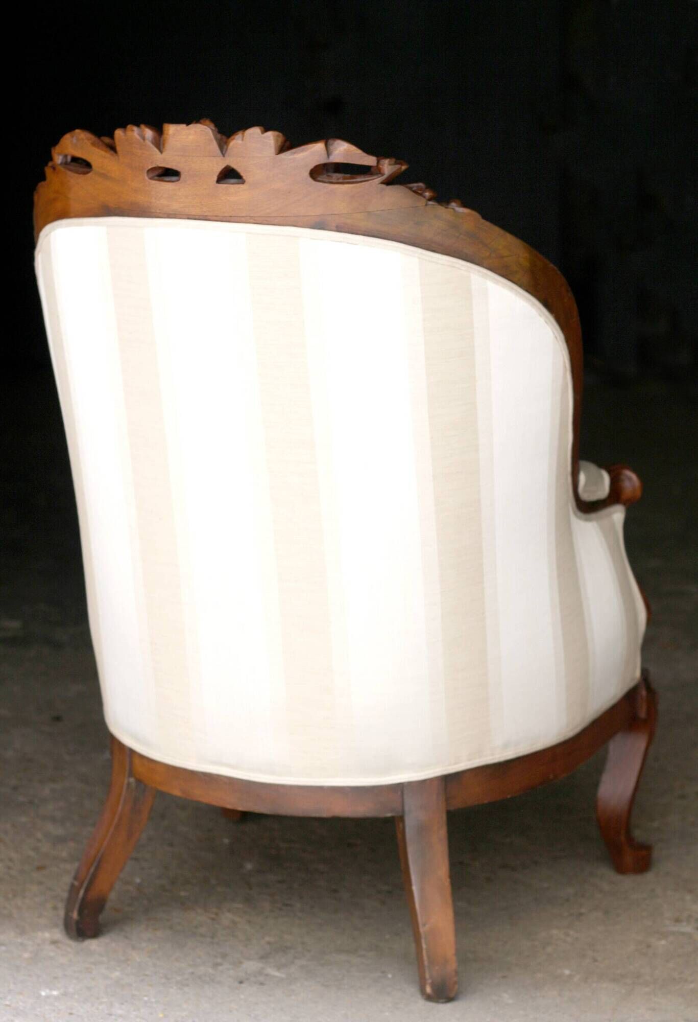 Home / Impressive Victorian mahogany armchair (19th century).