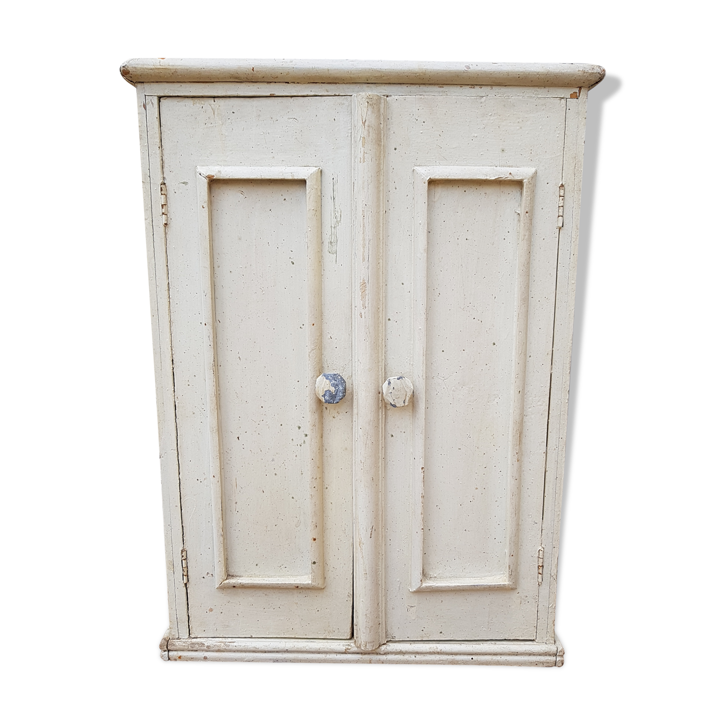Ancienne armoire à pharmacie en bois patinée blanche