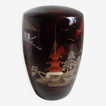 Lacquered tea box with Asian decoration