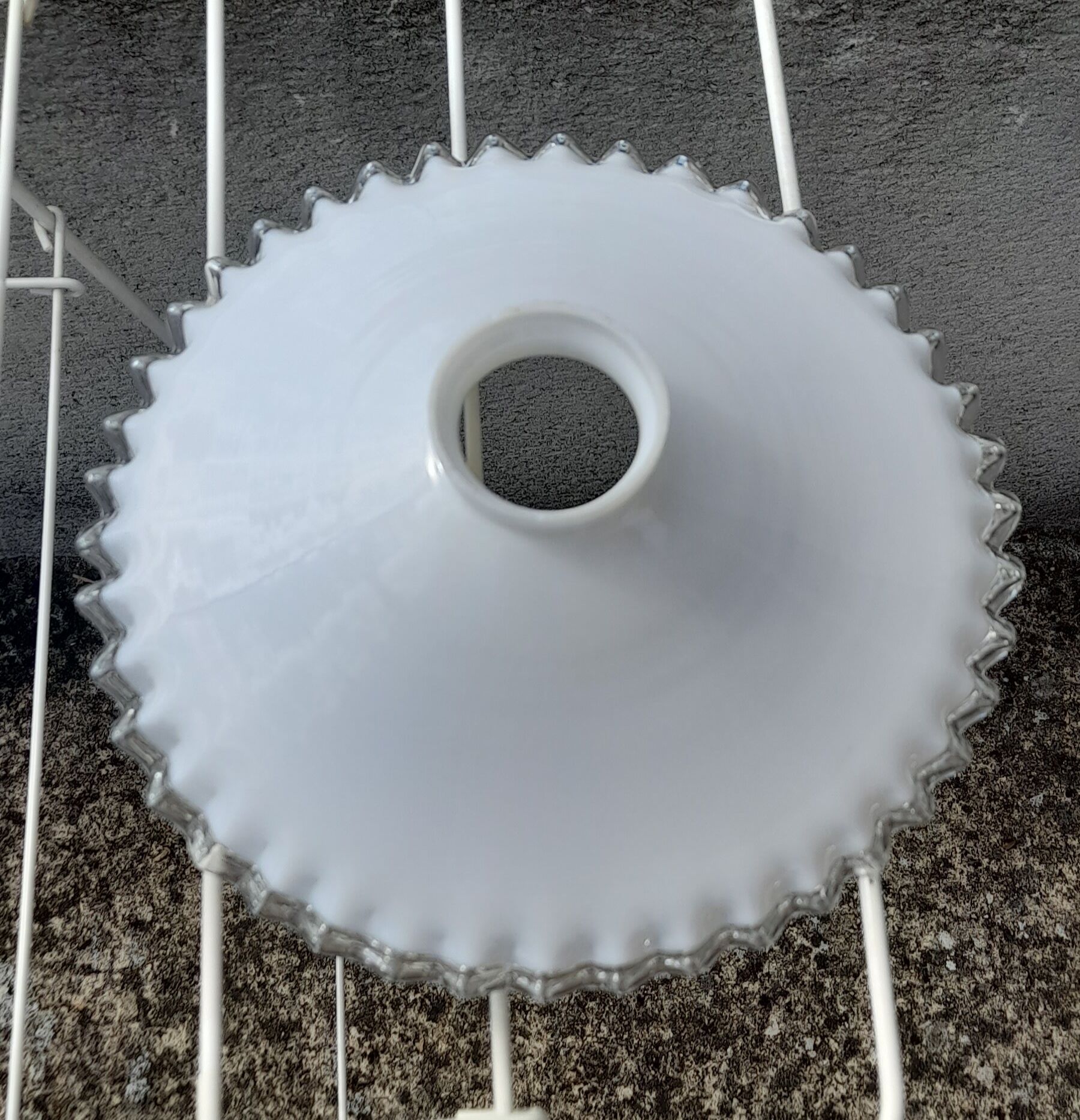 Serrated opaline suspension