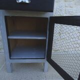 Furniture suitable for everywhere with a thick top, in solid wood