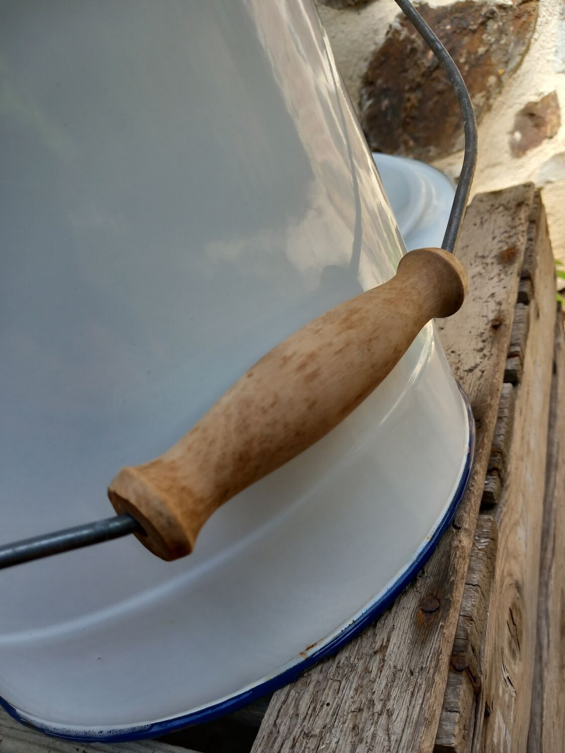 Enamelled sheet metal chamber pot / bucket