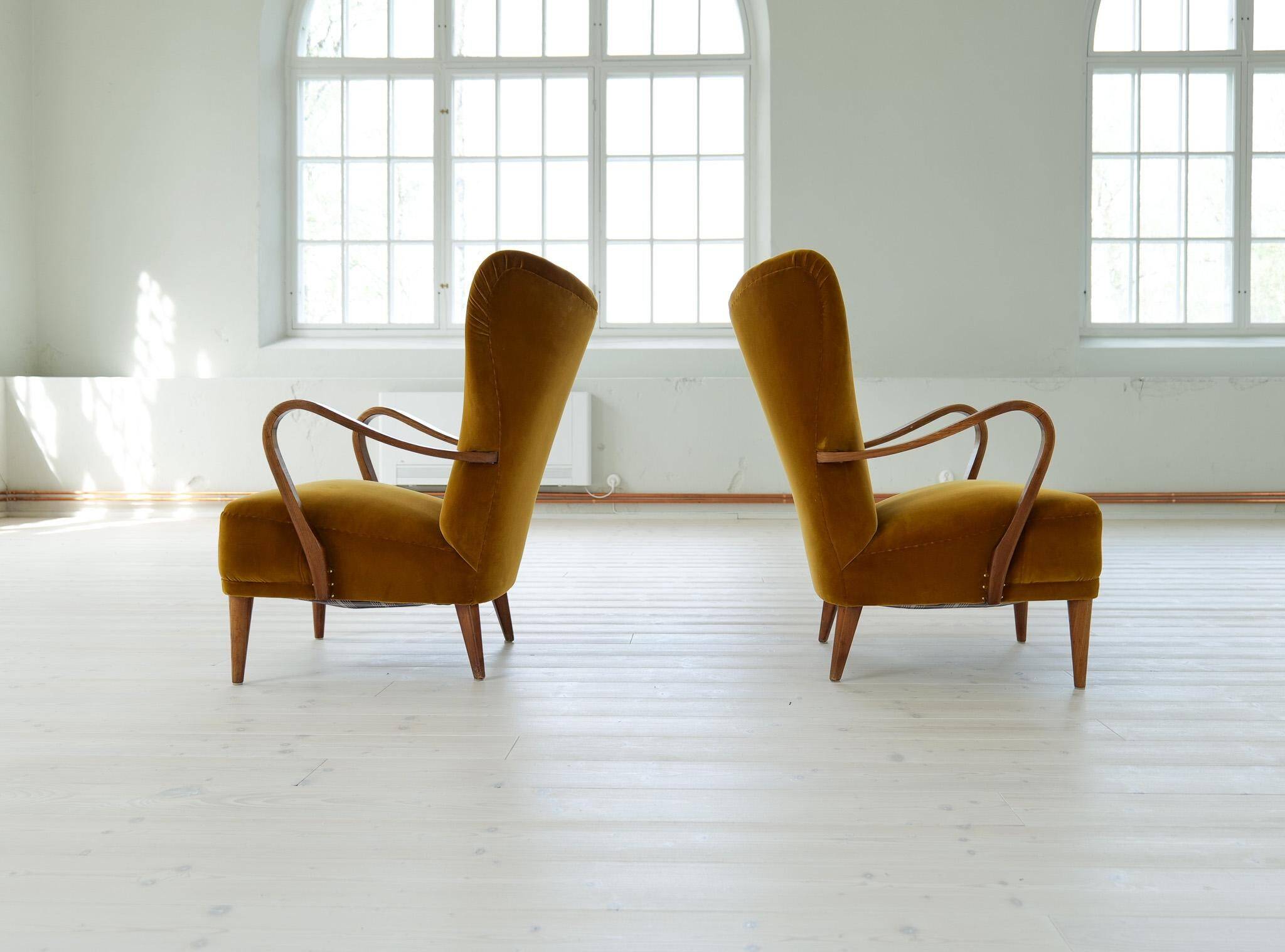 Modern Scandinavian Art Deco lounge chairs in velvet from the 1940s.