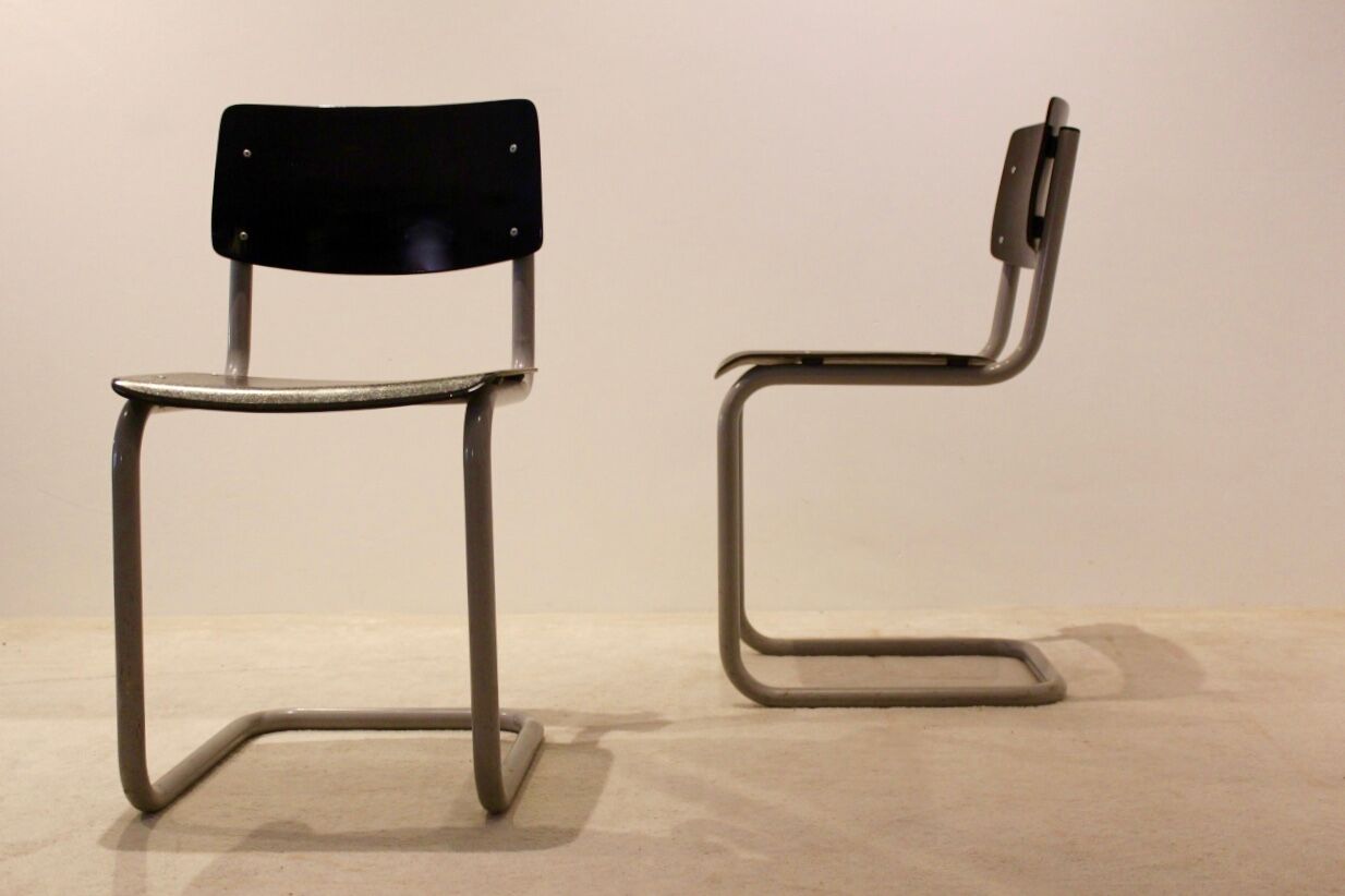 Ensemble de six chaises industrielles en contreplaqué Gispen dans un cadre gris et wengé.