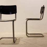 Ensemble de six chaises industrielles en contreplaqué Gispen dans un cadre gris et wengé.