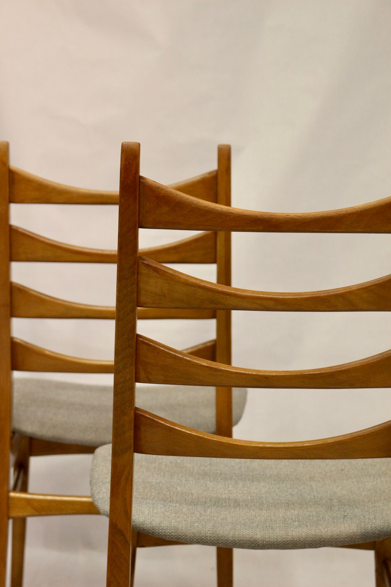 Set of 4 Scandinavian chairs year 50-60 restored anti-stain fabric gray cloud.