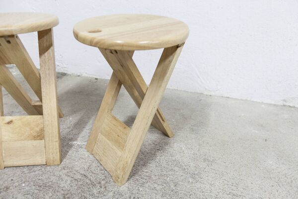 Paire de tabourets pliables dessinés par adrian reed fabriqués dans les ann