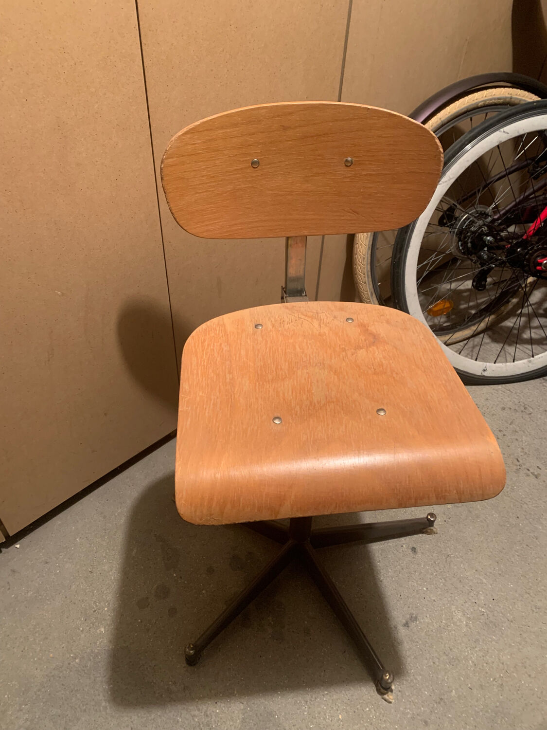 Adjustable workshop chair