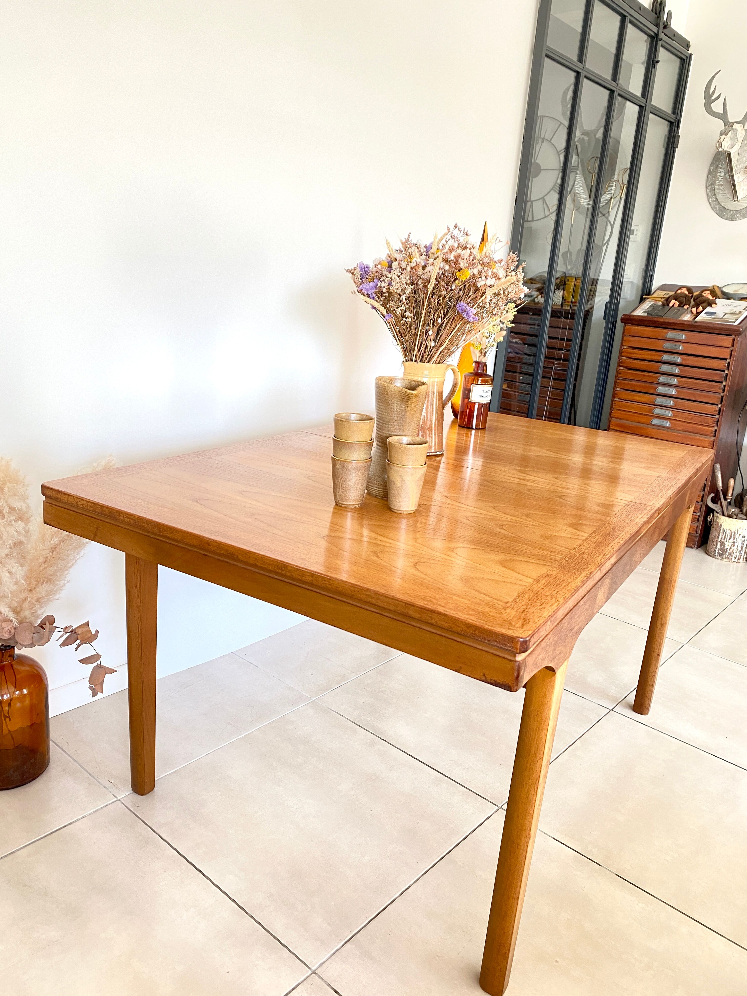 Extendable dining table in NATHAN teak