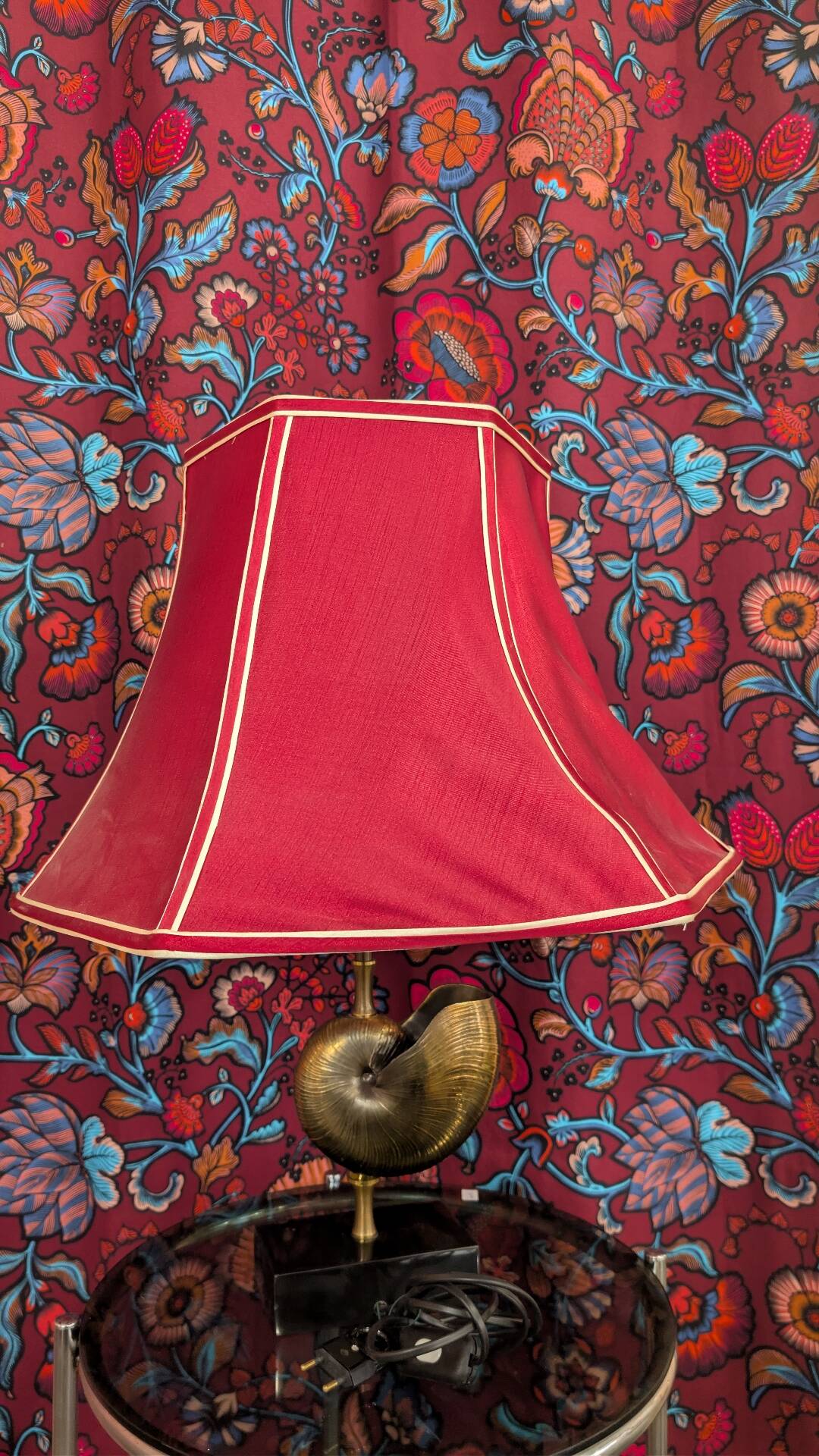 Shell lamp with gilded brass