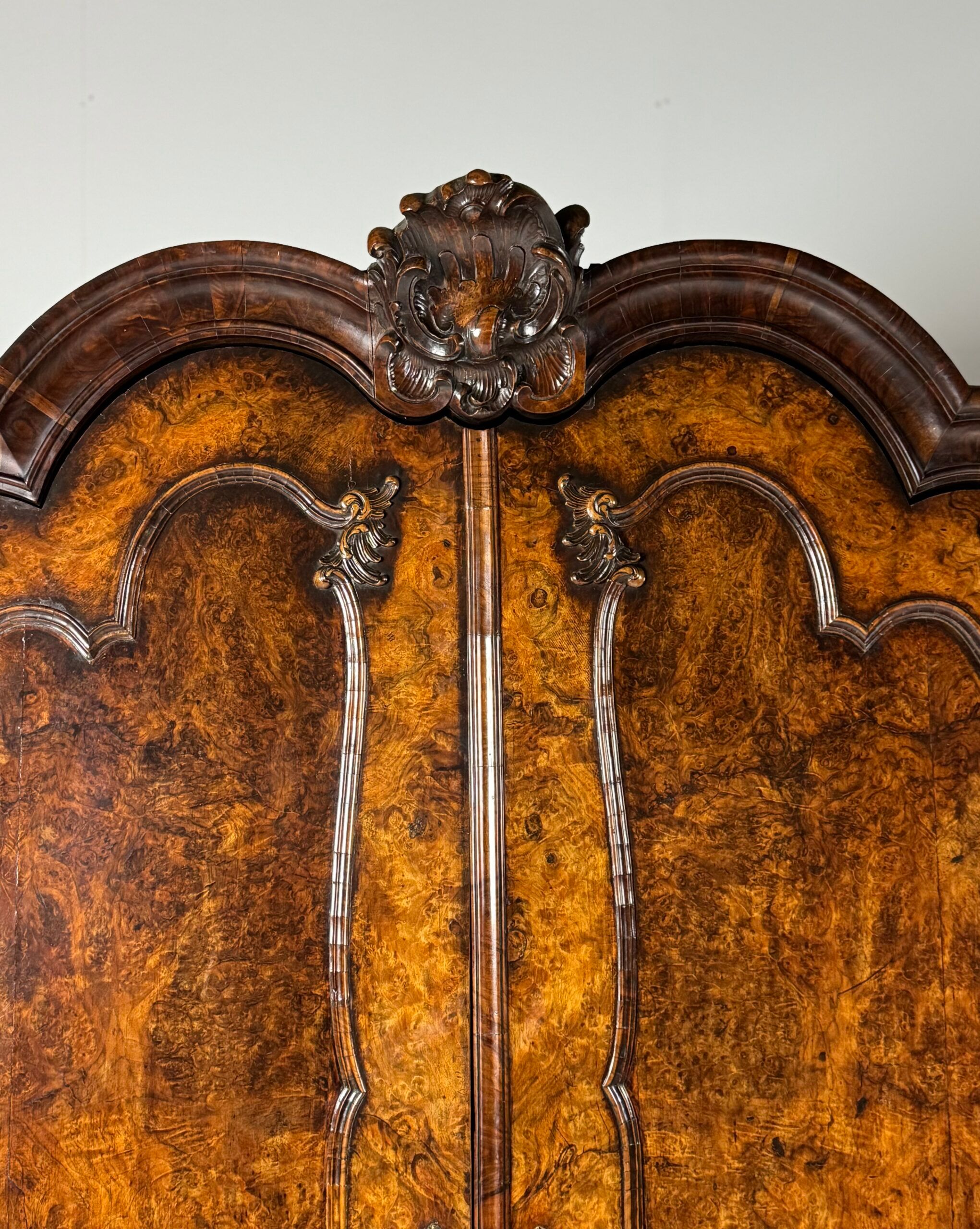 Dutch burr walnut cabinet ca. 1740