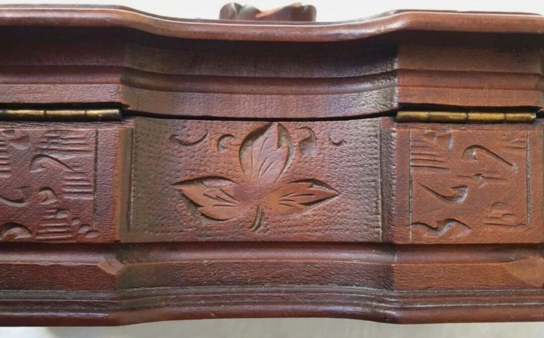 Ancienne boîte à bijoux en bois de la forêt noire