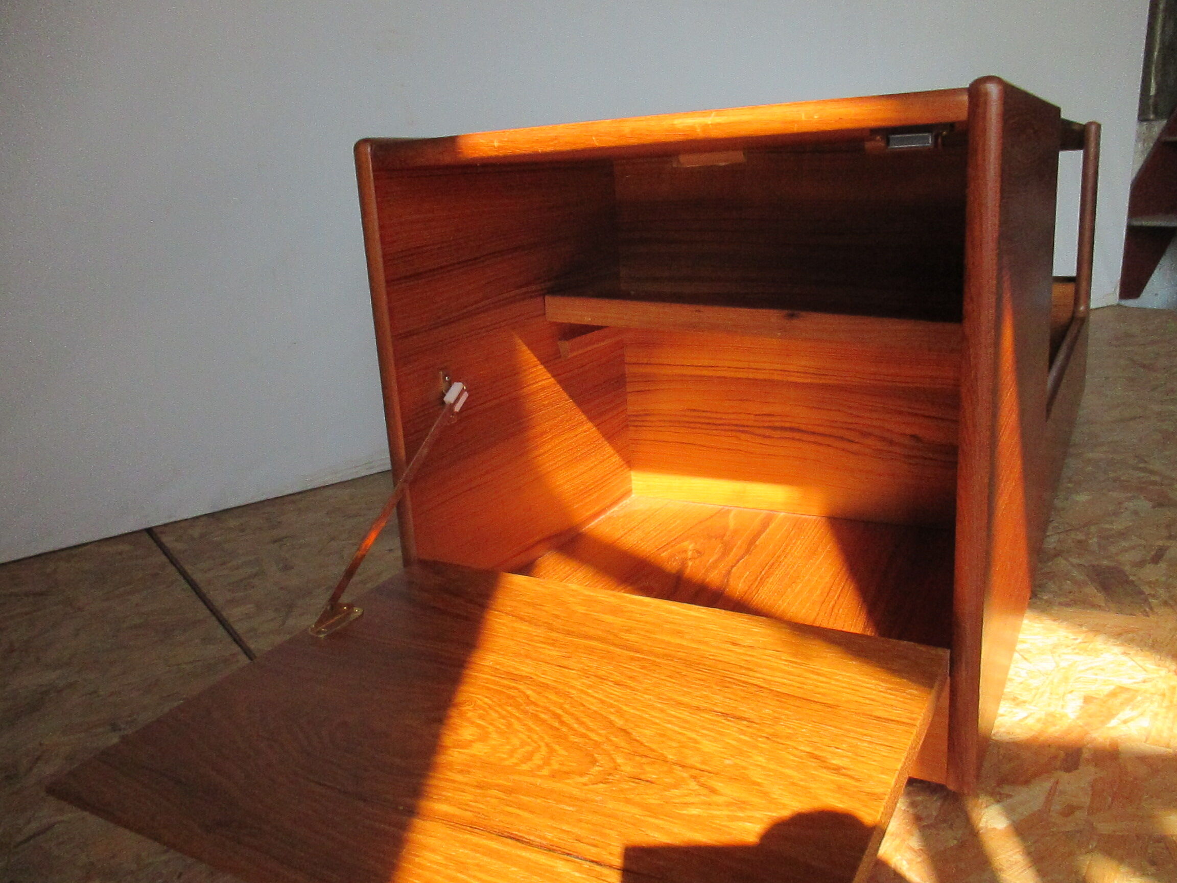 Coffee table on wheels 70