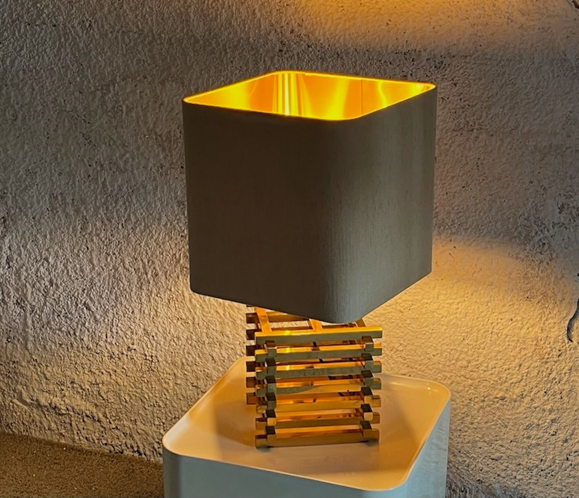 Lampe de table en laiton de luxe par Romeo Rega, années 60