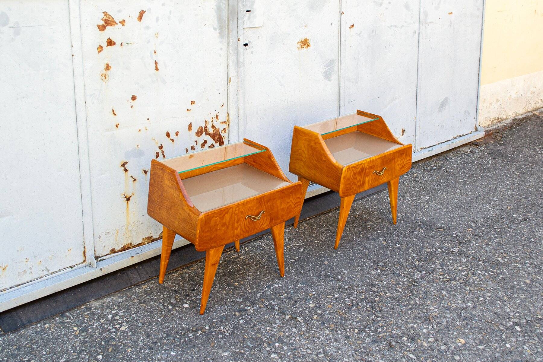 2 tables de chevet en bois et verre, Italie, années 1950