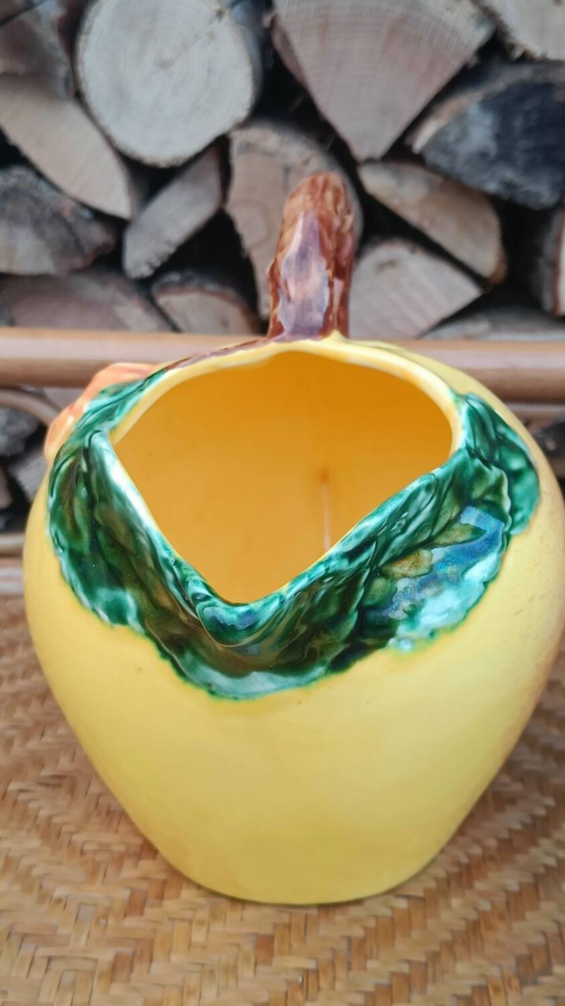 Jug in slipware apple