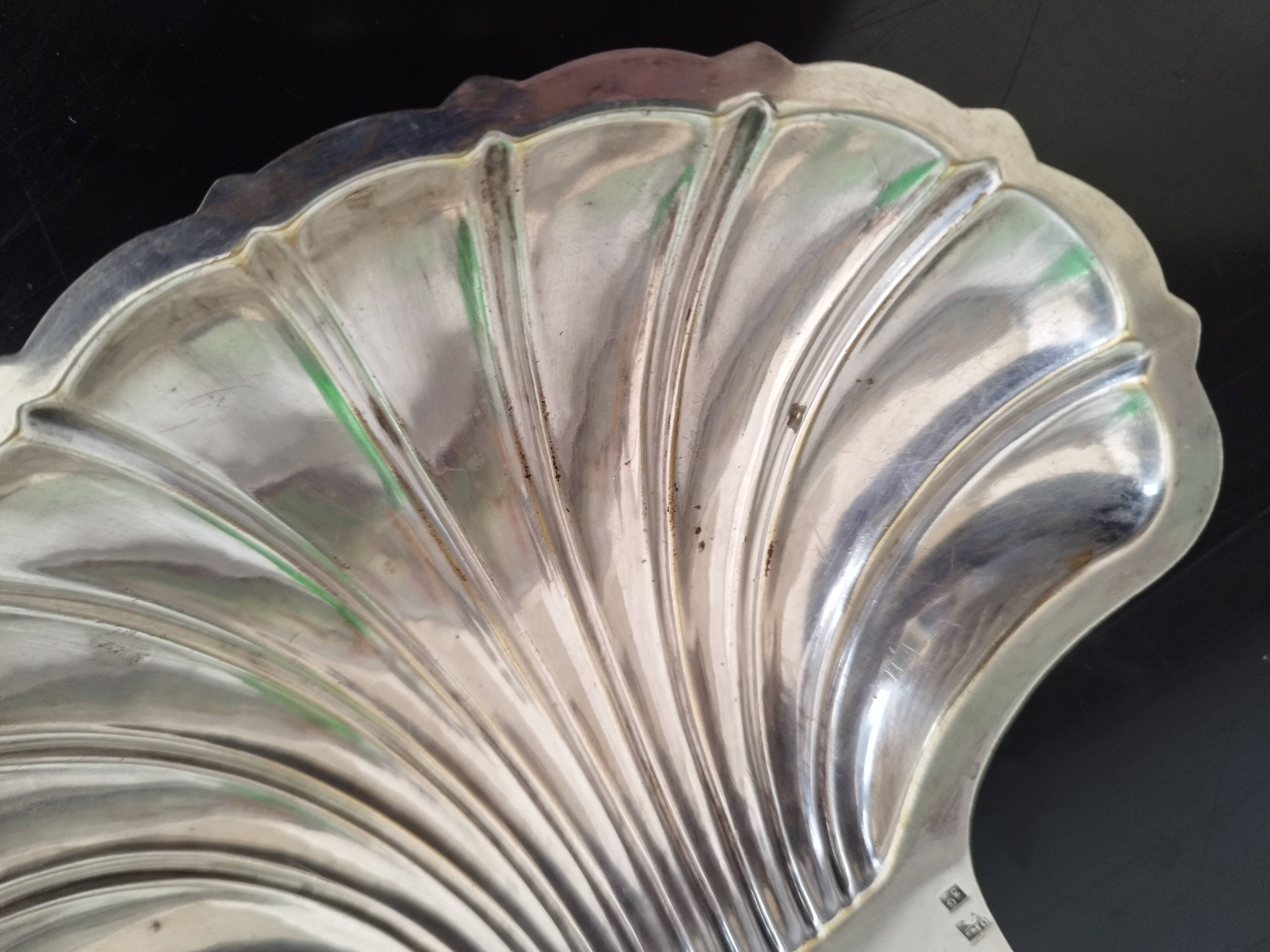 Butter dish, small bowl or shell-shaped trinket dish in silver-plated metal.