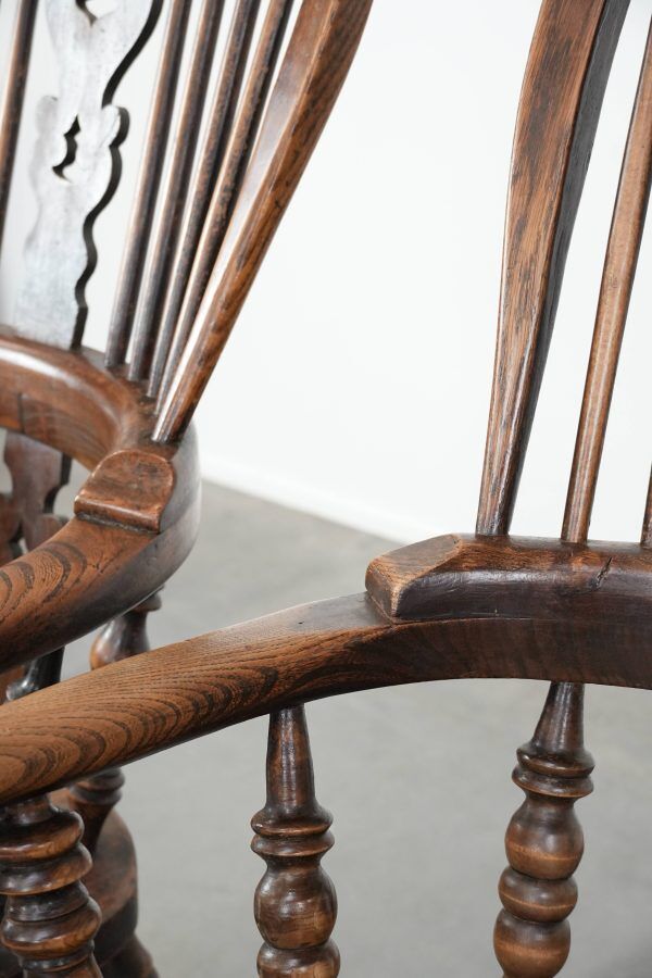 Ensemble de deux chaises Windsor à dossier haut anglaises antiques du XVIIIe siècle.