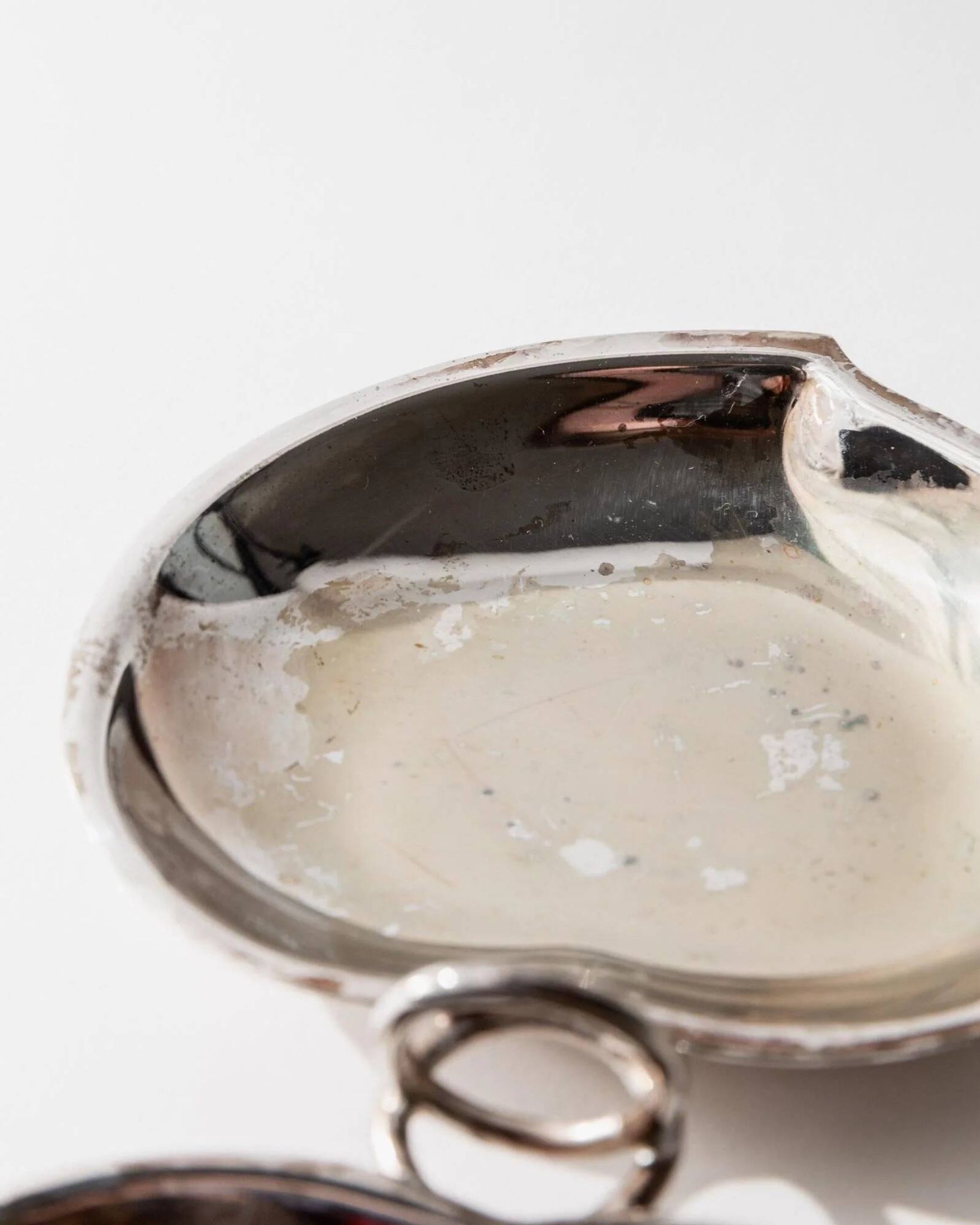 Vintage 1960s silver-plated catchall, double heart shell with ring handle.