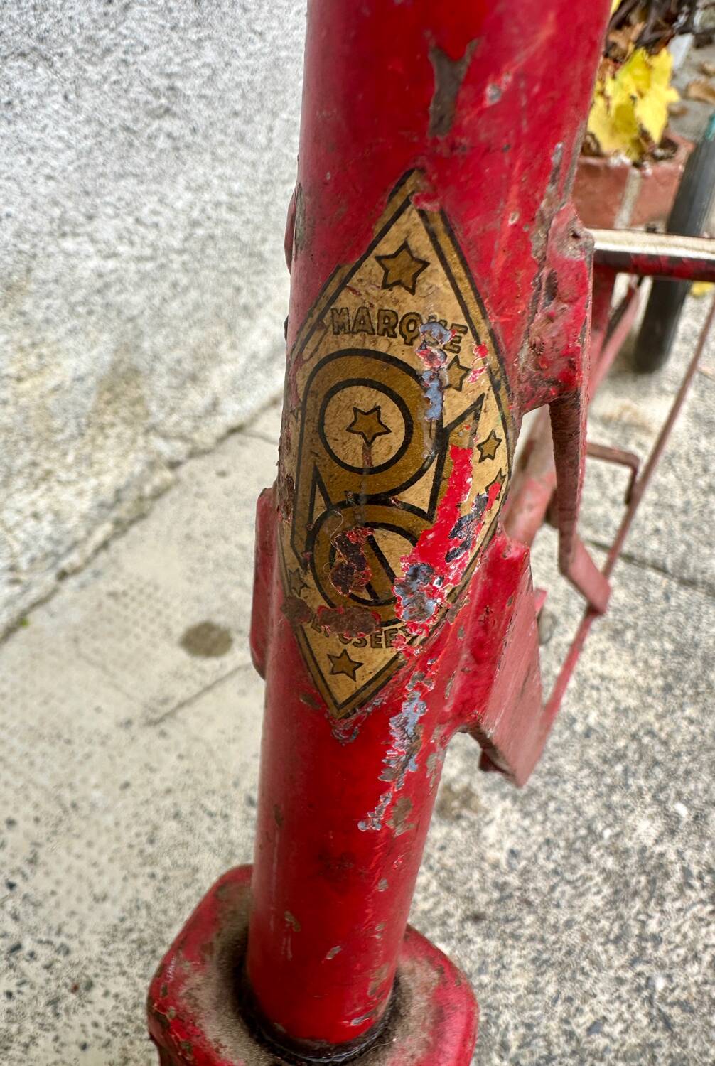 Trottinette rouge ancienne à pédale et chaîne