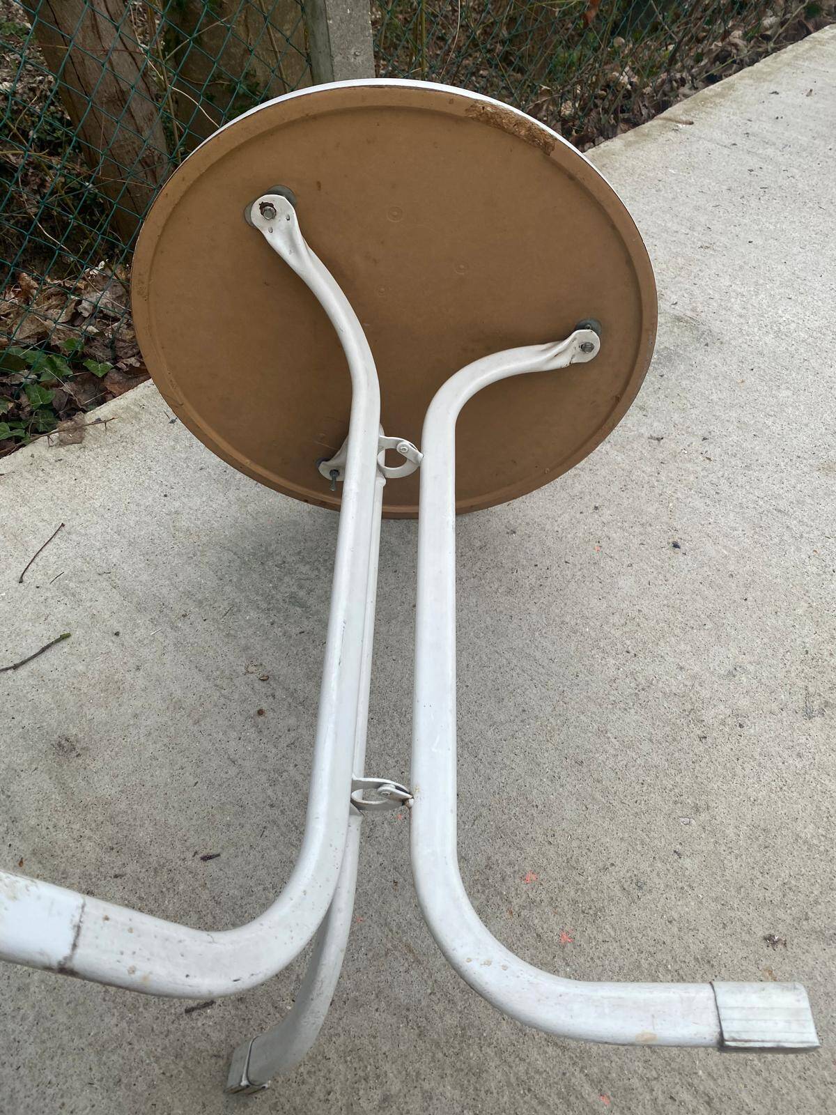 Round bistro table in wood and white steel with central tulip leg 60cm