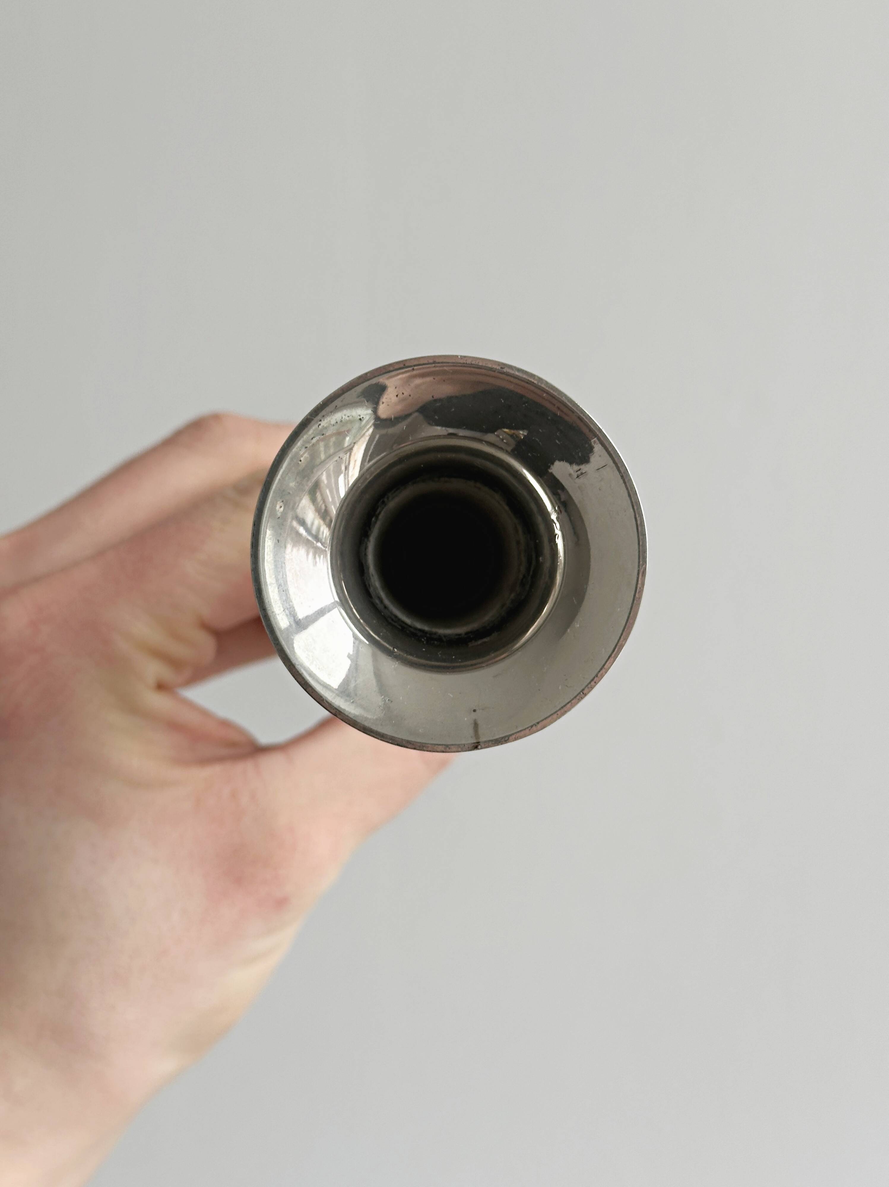 Petit vase soliflore en métal léger