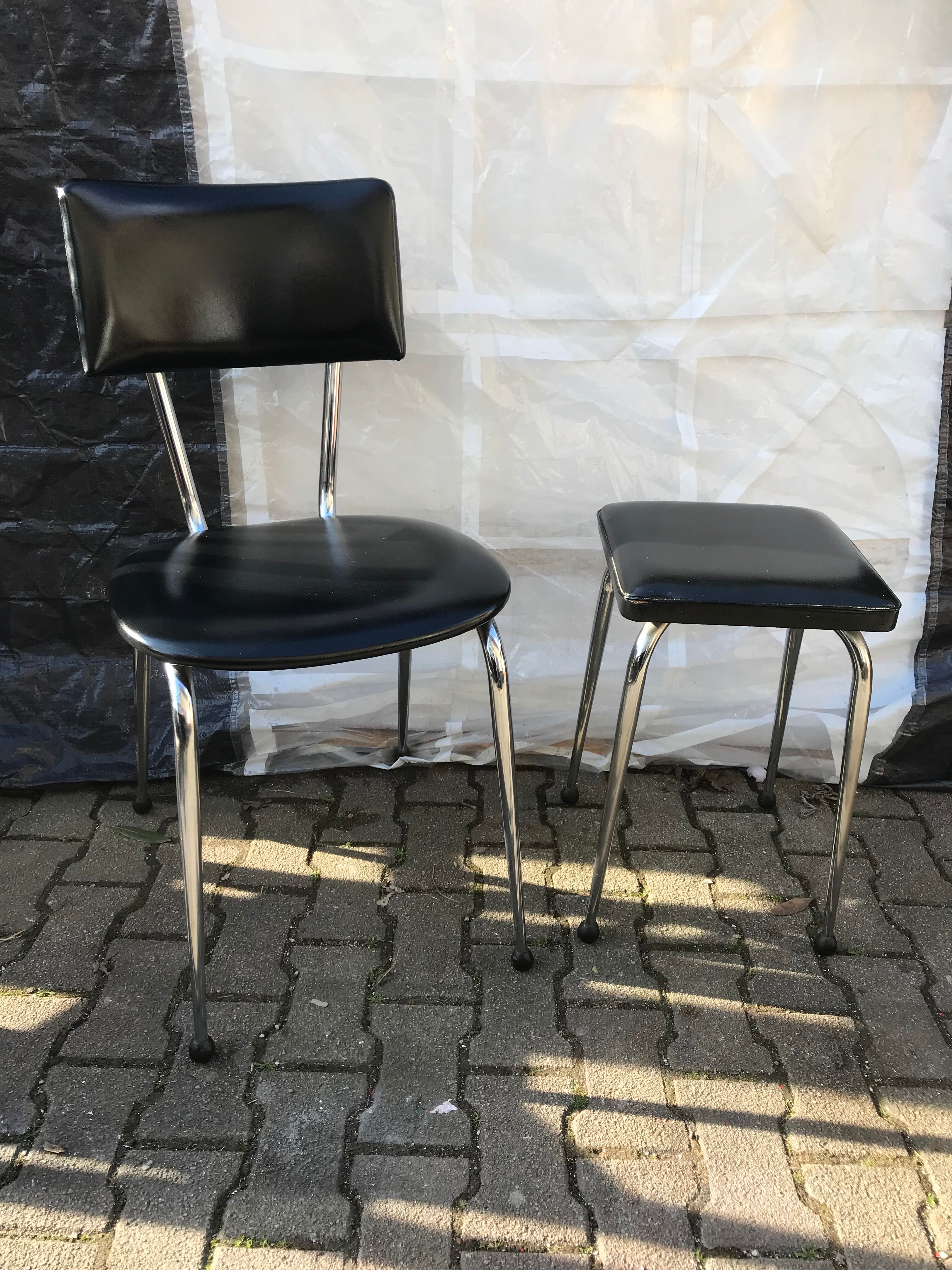 Chaise et son tabouret métal chromé skai noir années 70
