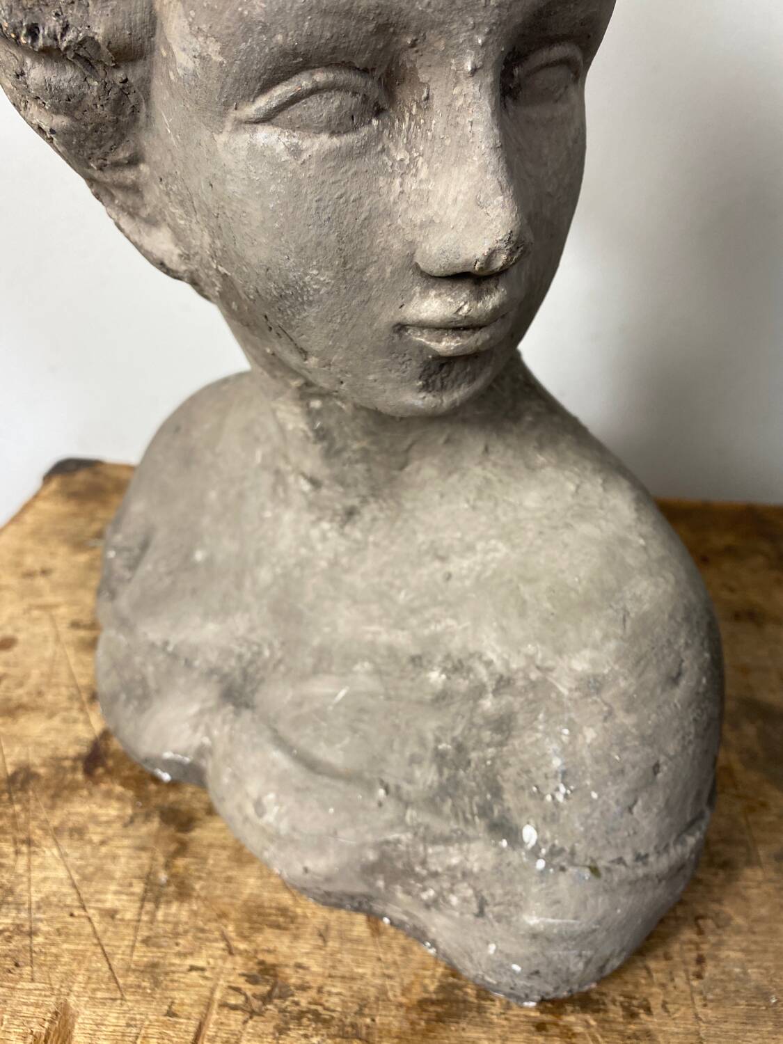Buste de femme au chignon