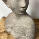 Buste de femme au chignon