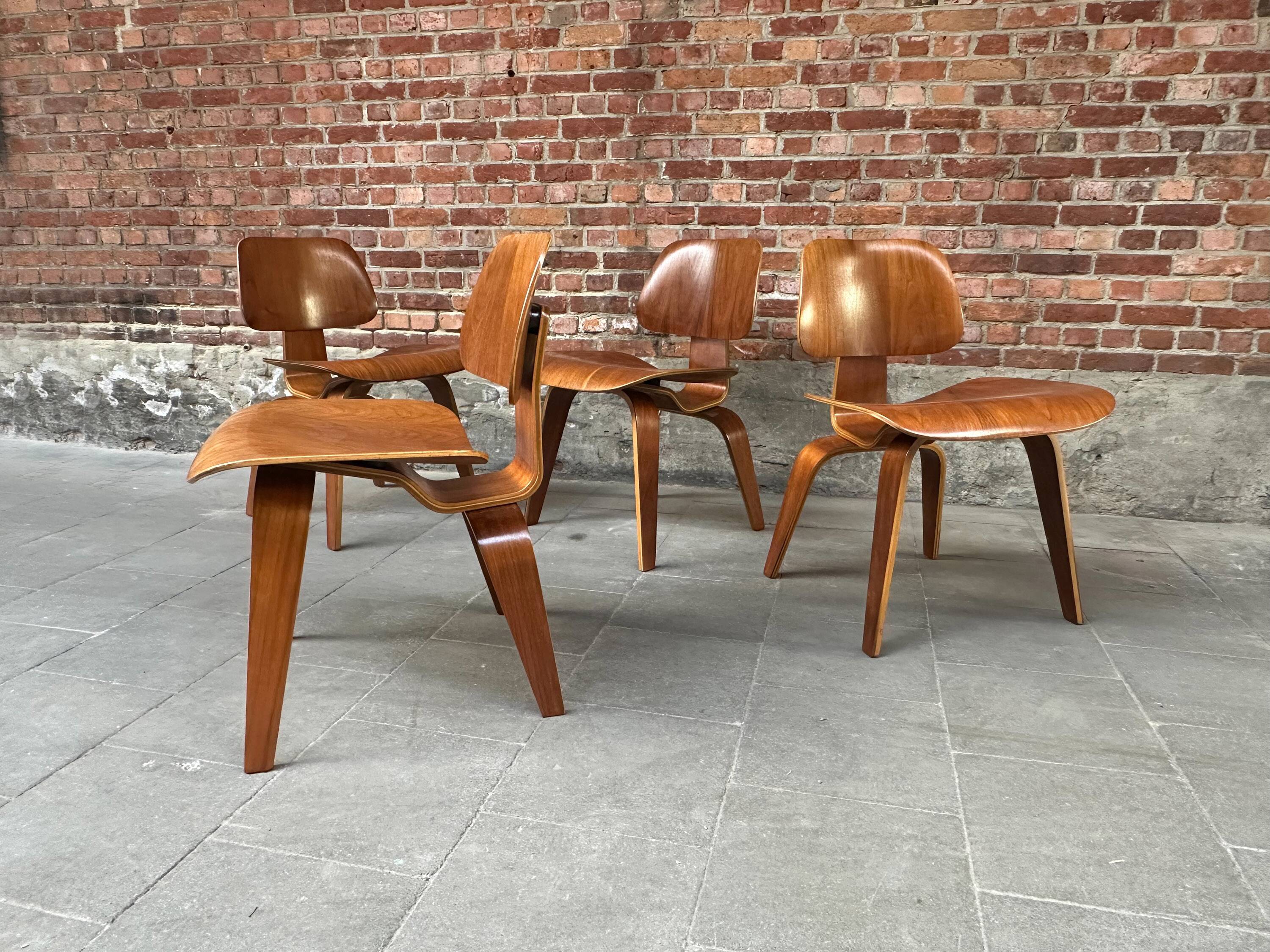 Set of 4 DCW chairs in walnut, Charles & Ray Eames, Herman Miller, 1950s