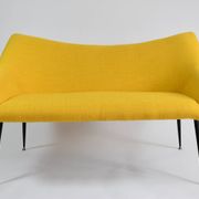 Canapé deux places, tissu jaune