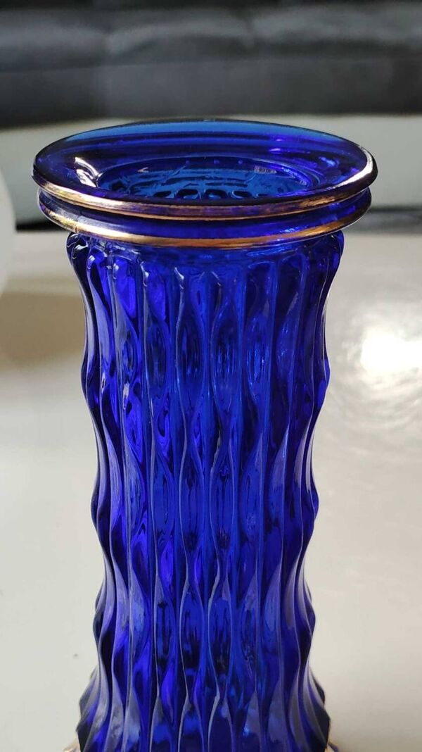 Vase Design Walther Glas, forme Graphique pointes flammées dorées. En verre d Art soufflé, bleu cobalt. Haut 25 cm