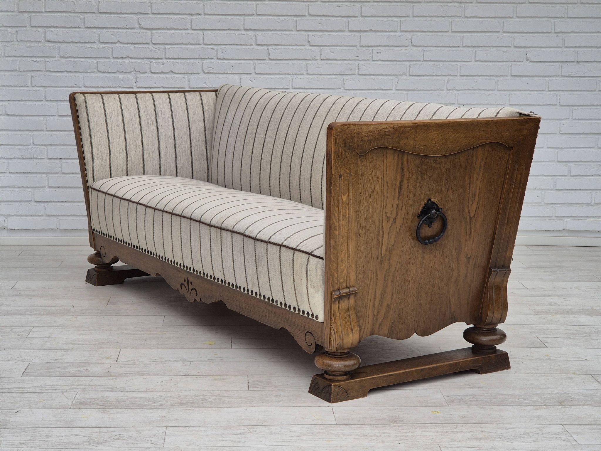 Années 1950, design scandinave, fauteuil retapissé, tissu blanc/gris clair, bois de chêne.