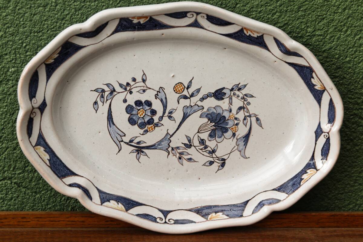 Plat ovale en faïence de Nevers