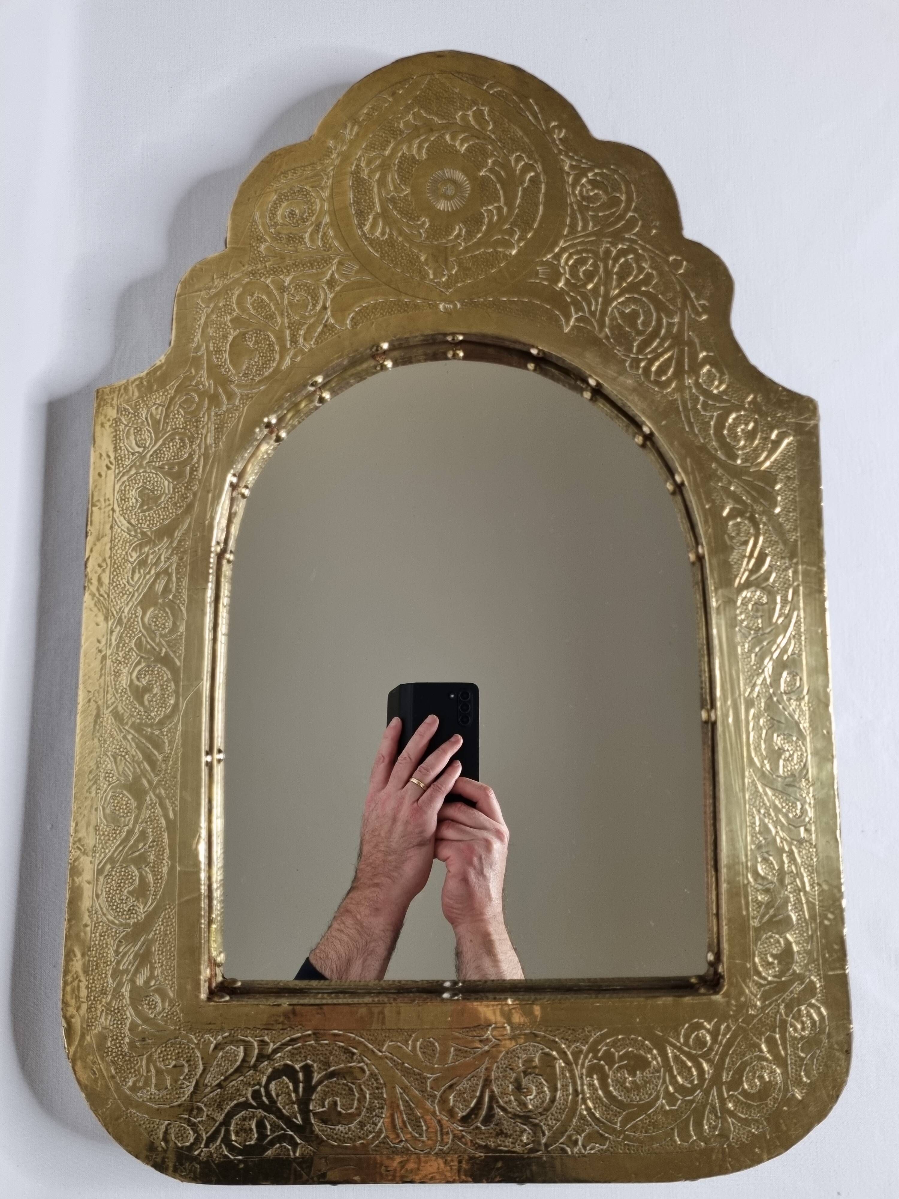 Oriental mirror in wood and hammered brass in the shape of an arch, plant decor, 52 cm