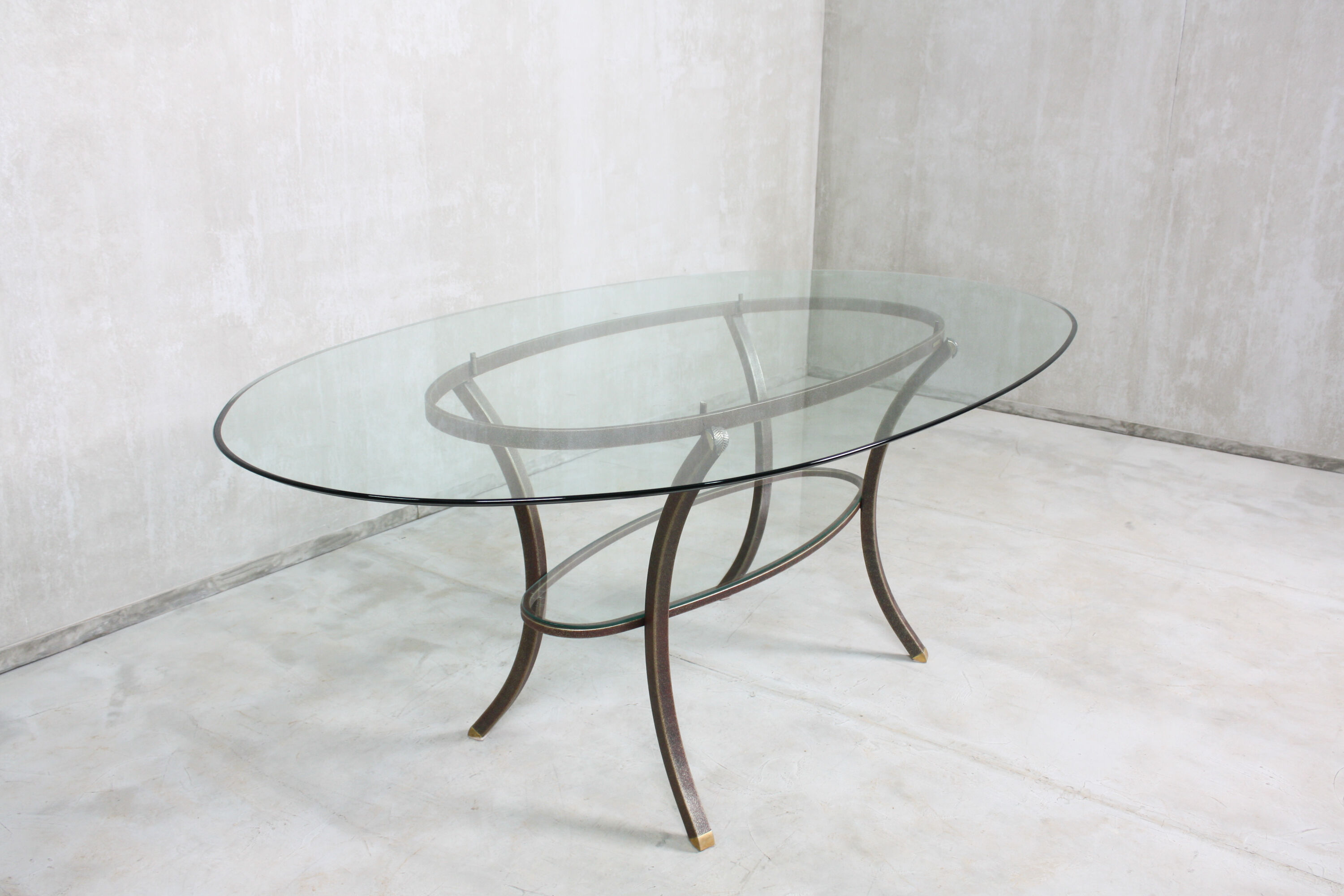 Table ovale de Pierre Vandel, années 1970