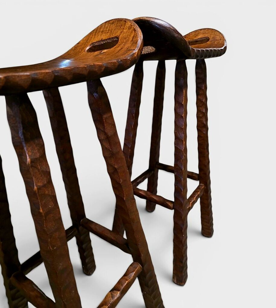 Lot de 2 tabourets brutalistes en bois massif taillé main