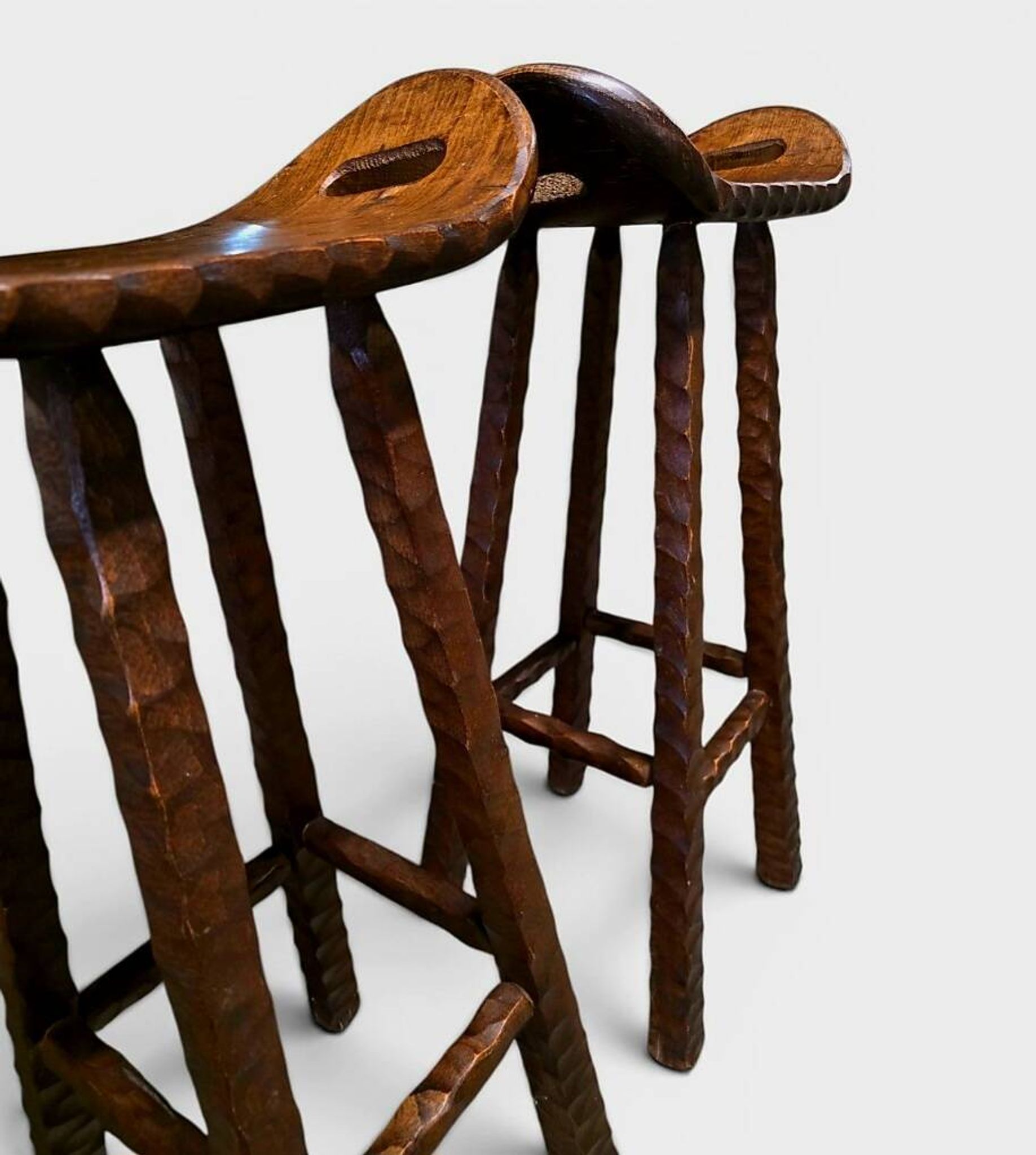 Lot de 2 tabourets brutalistes en bois massif taillé main