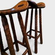Lot de 2 tabourets brutalistes en bois massif taillé main