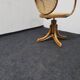 Chaise pivotante vintage en bois courbé.