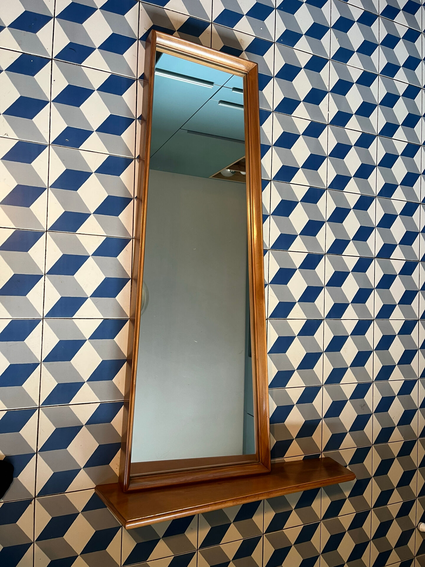 Miroir mural avec l’étagère