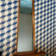Miroir mural avec l’étagère