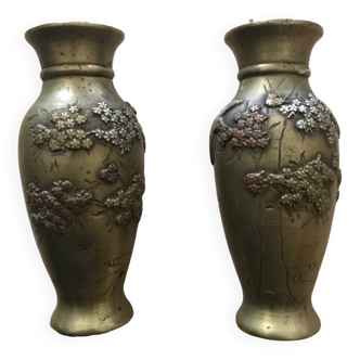 Pair of mini vases in chiseled bronze from Japan with bird decor