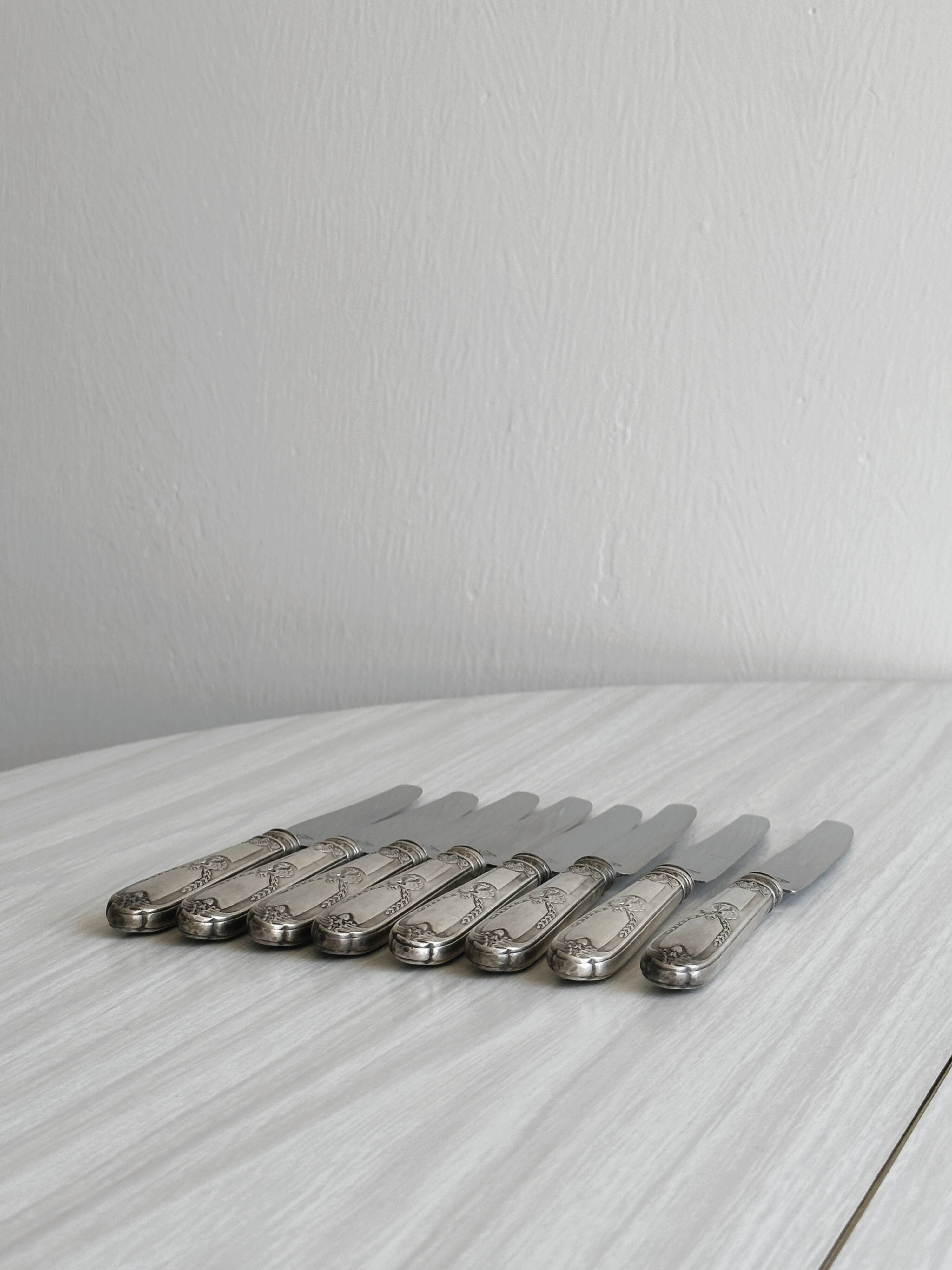 8 silver-plated metal knives, engraved handles with refined details.