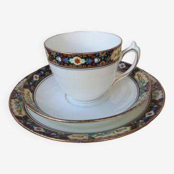 Tasse et soucoupes en porcelaine anglaise