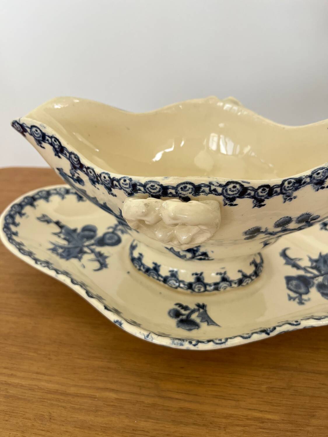 Saucière terre de fer « Chardon » signée GIEN