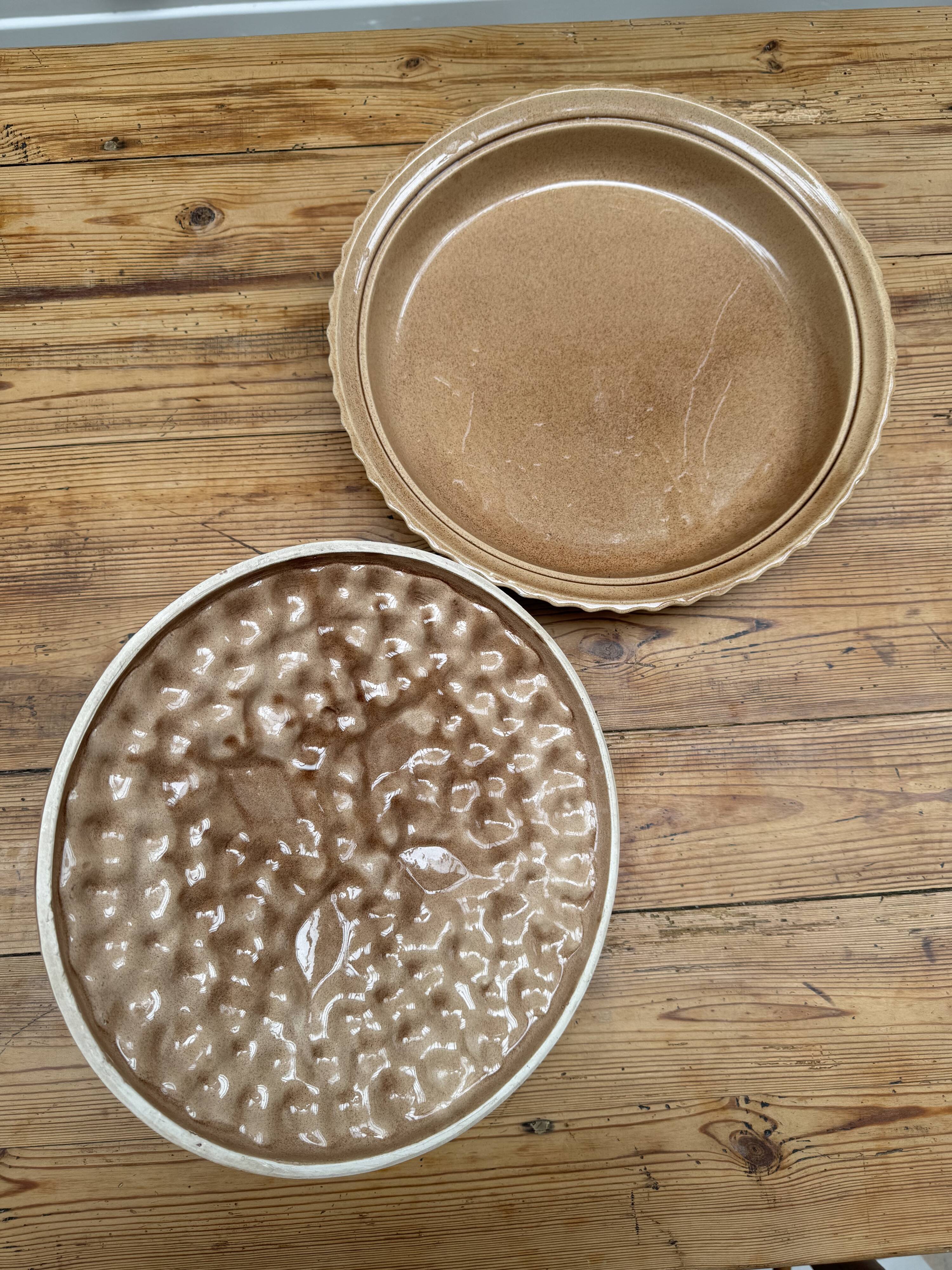 A trompe l’oeil strawberry pie dish