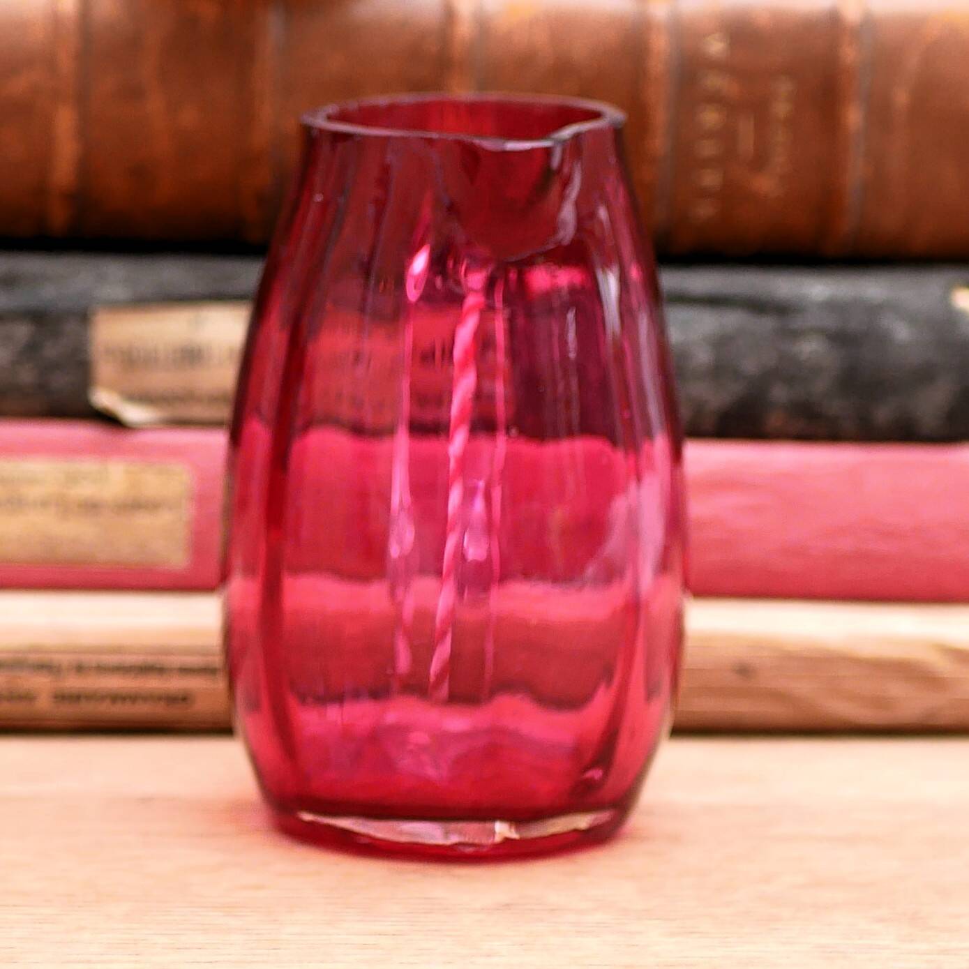 Pot à lait anglais en verre Cranberry de style victorien